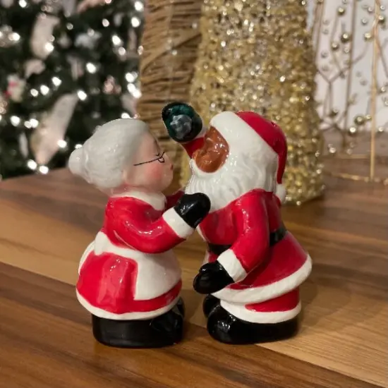 Ceramic Christmas Decor Interracial Santa and Mrs. Claus Salt and Pepper Shakers, Home D&eacute;cor, Gift for Her, Gift for Mom, Kitchen D&eacute;cor kit {2}
