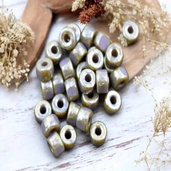 20g 3 Cut Violet Rembrandt 2/0 Matubo Beads {2}