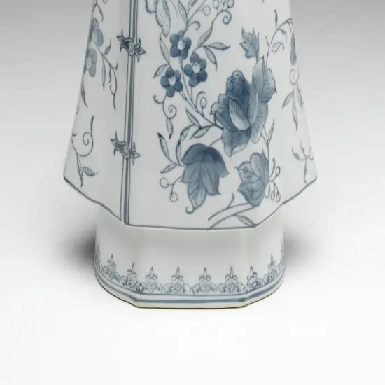 AA Importing 59773 12 Inch Cape-Shaped Blue And White Vase {4}