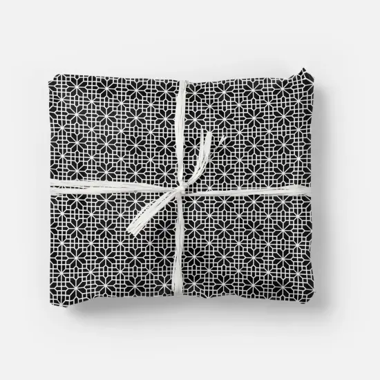 Black and White Chinese Lattice Wrapping {1}