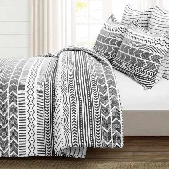 Full/Queen 5-Piece Polyester Reversible Comforter Set with Geometric Patterns Black and White {5}