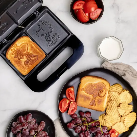 Uncanny Brands Peanuts Snoopy Sandwich Maker {3}