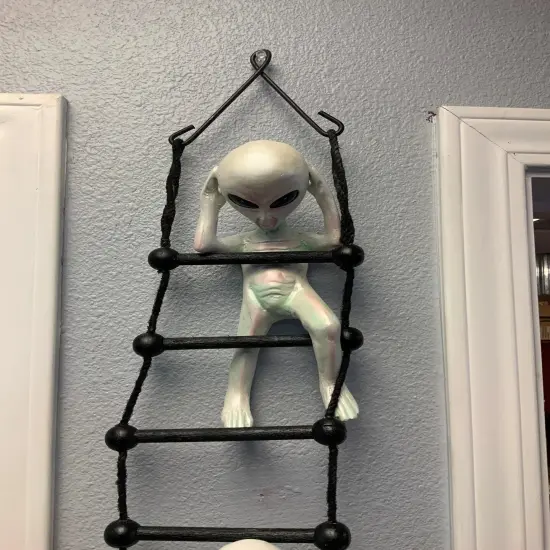 Aliens on Rope Ladder Statue {3}