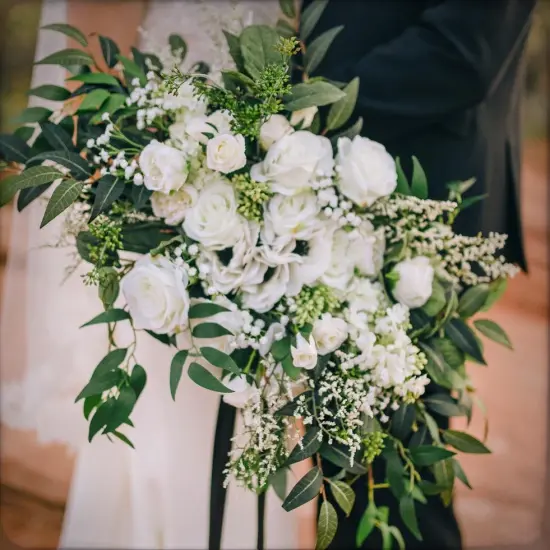 12 pcs Artificial White Roses, Silk Roses with Stems Realistic Fake Rose Flower Bouquet for Wedding Arrangement Centerpieces Party Home Table Decorations {3}