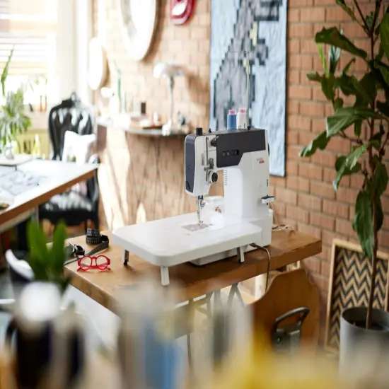 Bernette 08 Sewing Machine {4}