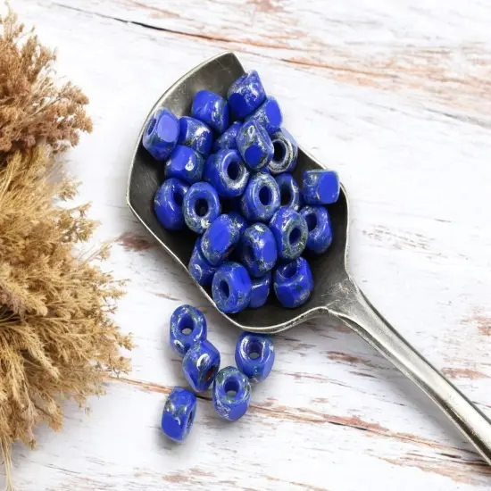 20g 3 Cut Opaque Blue Rembrandt 2/0 Matubo Beads {4}