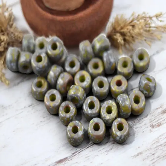 20g Opaque Wasabi Travertine 2/0 Matubo Beads {2}