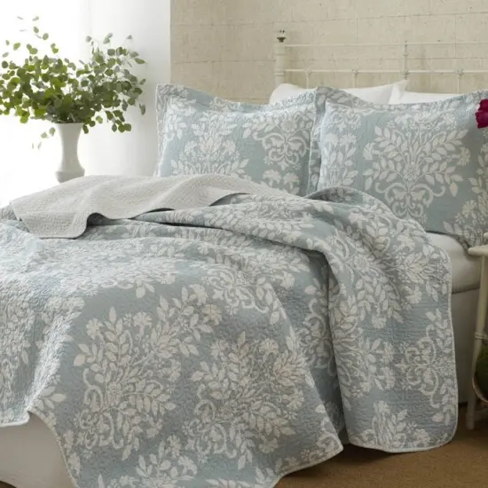 100% Cotton King size 3-Piece Coverlet Quilt Set in Blue White Floral Pattern {1}