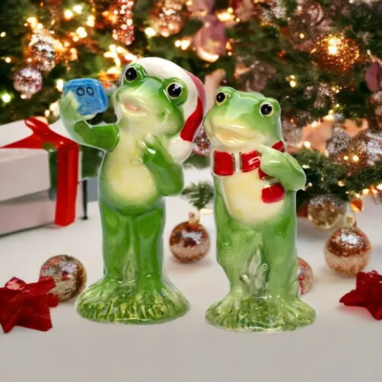 Ceramic Christmas Frog Couple Taking A Selfie Salt and Pepper Shakers, Home D&eacute;cor, Gift for Her, Mom, Kitchen D&eacute;cor, Christmas D&eacute;cor {1}