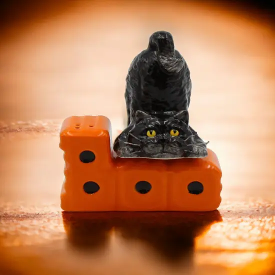 Ceramic Magnetic Halloween Cat Salt & Pepper Shakers, Home D&eacute;cor, Gift for Her, Gift for Mom, Kitchen D&eacute;cor, Fall D&eacute;cor {1}