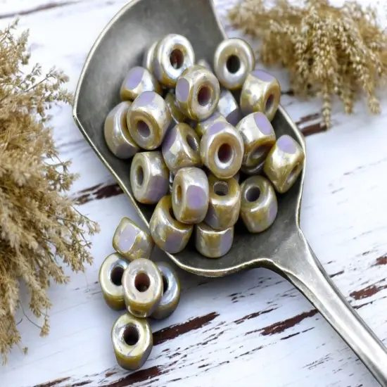 20g 3 Cut Violet Rembrandt 2/0 Matubo Beads {1}