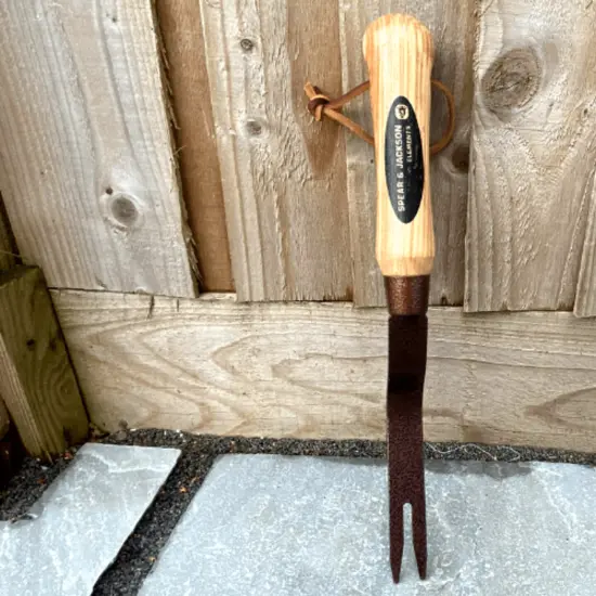 Spear & Jackson Daisy Grubber Weeding Tool, Elements Range Garden Tool Durable Carbon Steel Head with Hard Wood Handle for Easy Weed Removal {5}