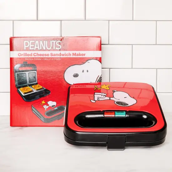 Uncanny Brands Peanuts Snoopy Sandwich Maker {4}