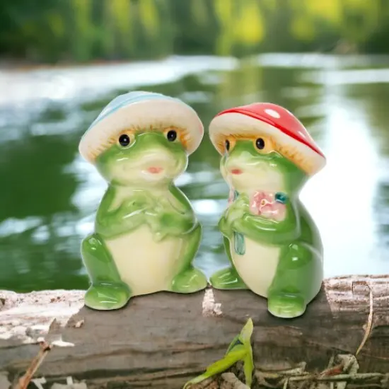 Ceramic Mushroom Frog Salt And Pepper Shakers, Home Décor, Gift for Her, Gift for Mom, Kitchen Décor, Farmhouse Décor, Nature Lover Gift {1}