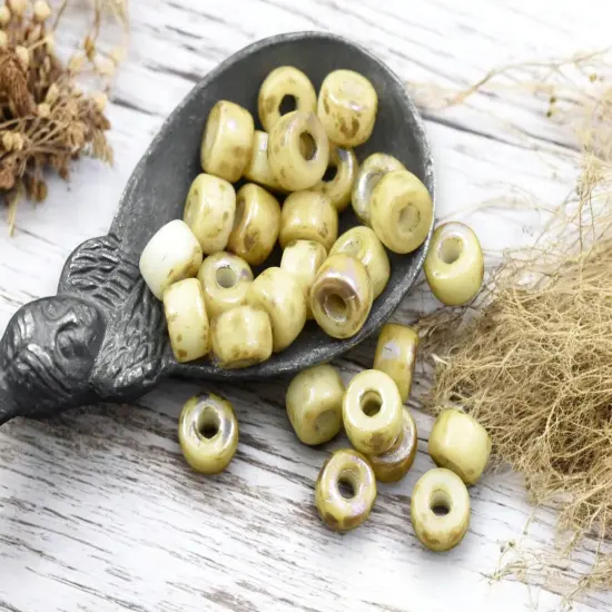 20g Opaque Chalk Rembrandt 2/0 Matubo Beads {4}