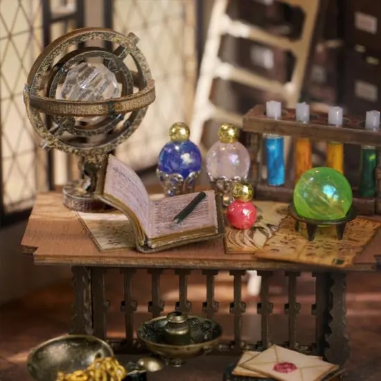 Miniature Wizardi Roombox Kit - Dollhouse Kit Clock {6}