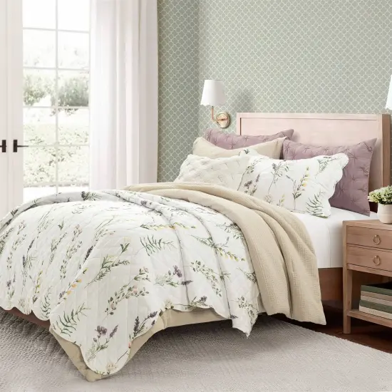 Lightweight Floral Quilt Set Full Queen with Scalloped Edge {2}