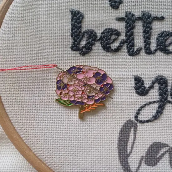 Flower Magnetic Needle Minder F07M10-5 Flowers {1}