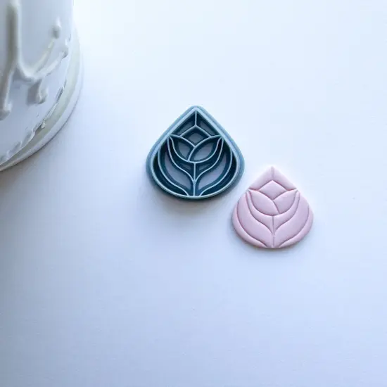 TULIP TEARDROP GLASS | GARDEN | CLAY CUTTER {1}