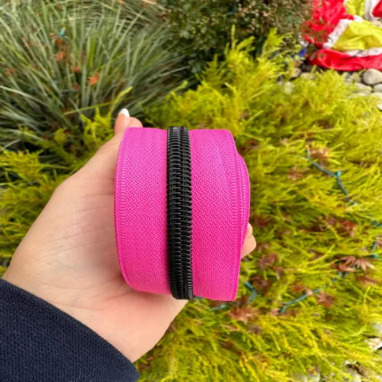 Black teeth on hot pink zipper tape {1}