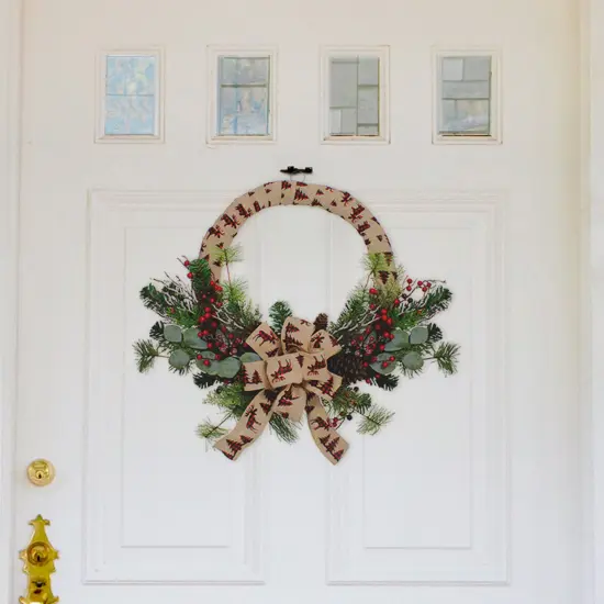 Northlight Winter Foliage and Berries Artificial Burlap Christmas Wreath - 24" - Unlit Green {1}