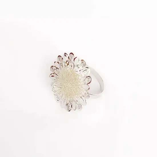 4 Silver 2 in Daisy Flower Design Metal NAPKIN RINGS Party Events Decorations {1}