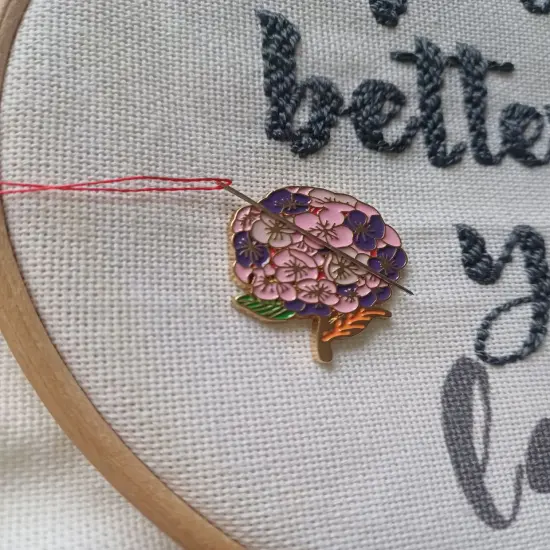 Flower Magnetic Needle Minder F07M10-5 Flowers {2}