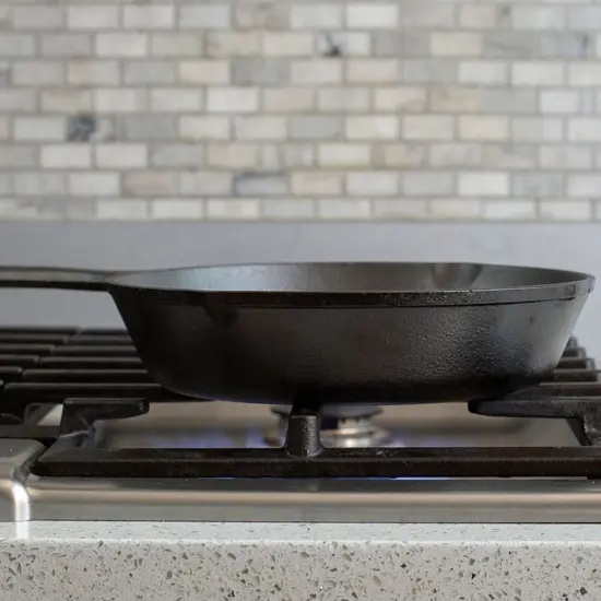 Lodge Classic Cast Iron Skillet for Indoor/Outdoor Use, Preseasoned and Made in USA, 9 inch {5}