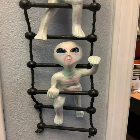 Aliens on Rope Ladder Statue {5}