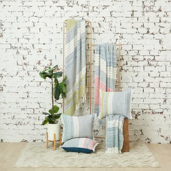 Berkley Hibiscus 50" x 60" Throw Blanket {4}