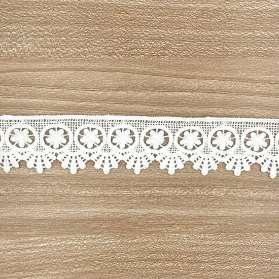 Designer's Shop VL 6604 White small Daisy Floral with Hanging Petals edge. 1-1/4&rdquo; (32mm) x 5 yards. {3}