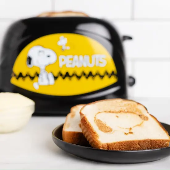 Uncanny Brands Peanuts Snoopy Toaster {2}