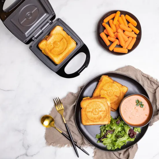 Uncanny Brands Pokemon Pok&eacute; Ball Single Sandwich Maker {1}