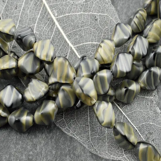 *13* 15x11mm Lt. Chroust Tri Oval Beads {3}