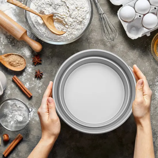 2 Piece Round Cake Pan Set Includes {2}