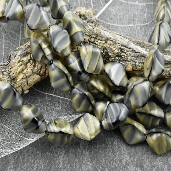 *13* 15x11mm Lt. Chroust Tri Oval Beads {2}