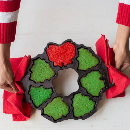 Lodge Cast Iron Seasoned Cakelet Baking Pan Holiday Wreath Makes 7 {4}