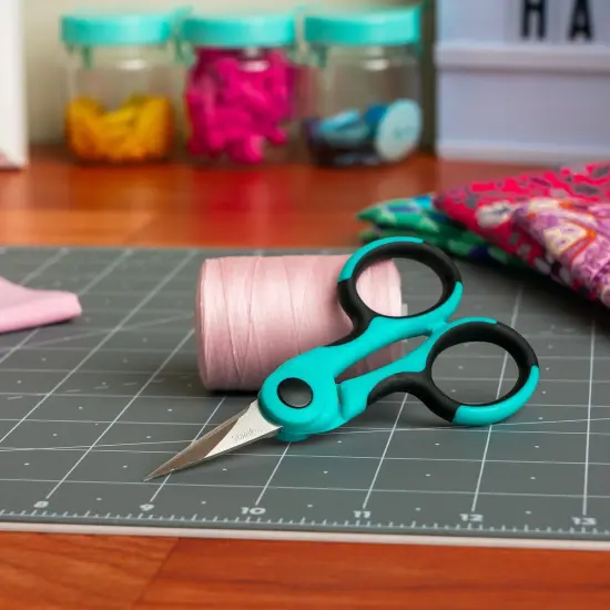 SINGER ProSeries(TM) Detail Scissor 4.5"-W/NANO Tip(TM) Comfort Grip {5}