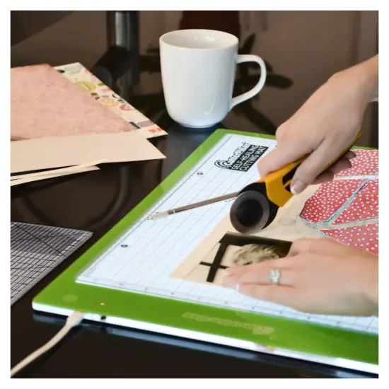 Fully functional 14x20&rdquo; LED light tablet - Designed for craft enthusiasts - 3 light levels {4}