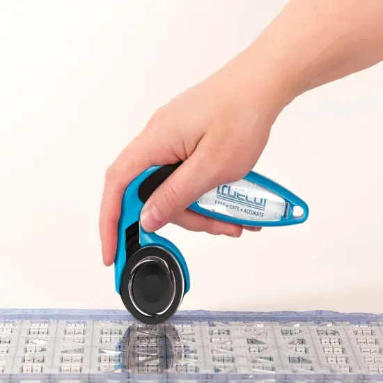 TrueCut 28mm My Comfort Rotary Cutter {6}