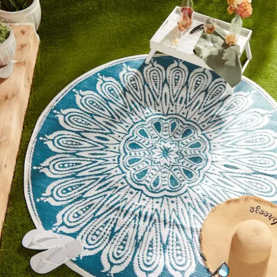 DII&reg; Round Sunflower Outdoor Rug, 5ft. Blue {7}