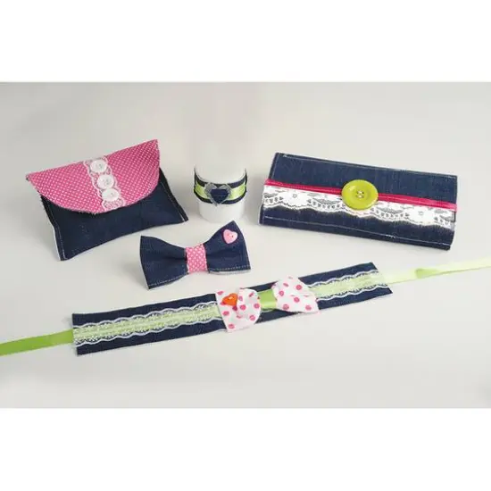 Amav Toys The Little Seamstress Sewing Machine {5}