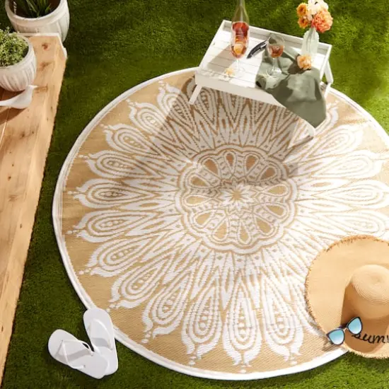DII&reg; Round Sunflower Outdoor Rug, 5ft. Taupe {7}