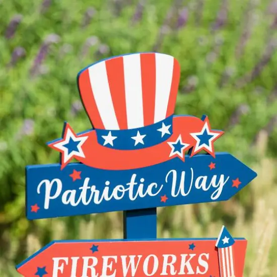 Glitzhome&reg; 36" Directional Patriotic Top Hat Stake {6}