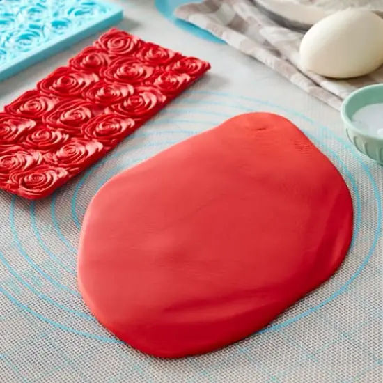 Satin Ice&trade; Professional's Choice Fondant, 2lb. Red {4}