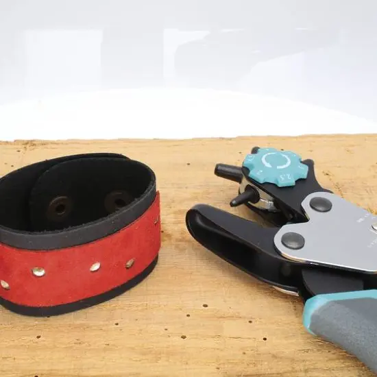 The Beadsmith&reg; Rotating Leather Hole Punch {8}