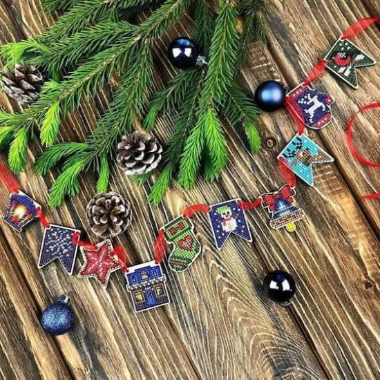 Wonderland Crafts 20 Piece Christmas Wooden Embroidery Blanks {5}