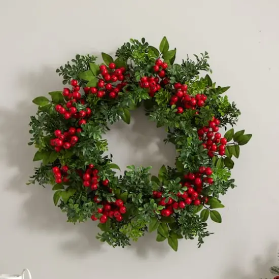 24" Berry Boxwood Wreath {6}