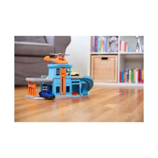 Parking Garage with 3 Vehicles {8}