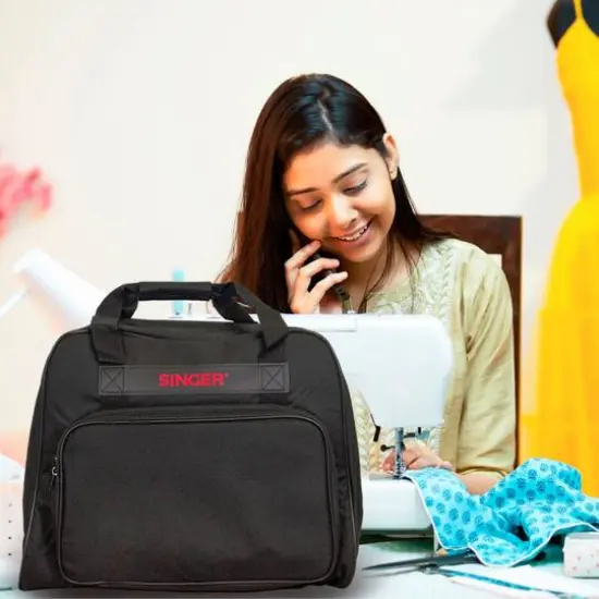 SINGER&reg; 617L Black Machine Carry Case {6}